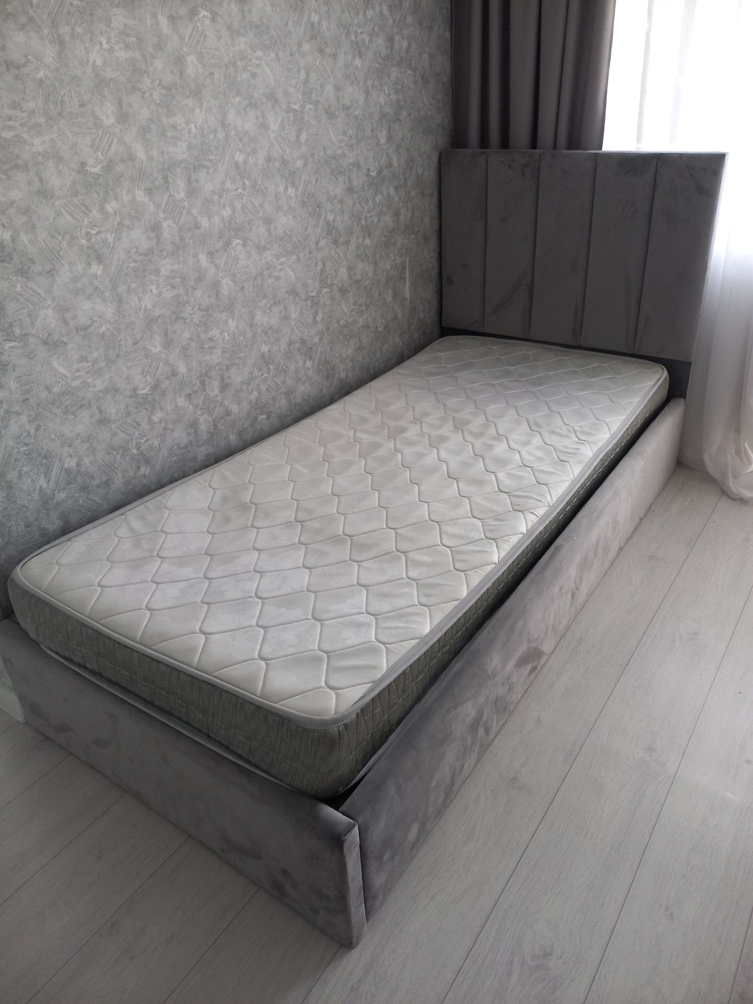 Продам кровать с матрасом