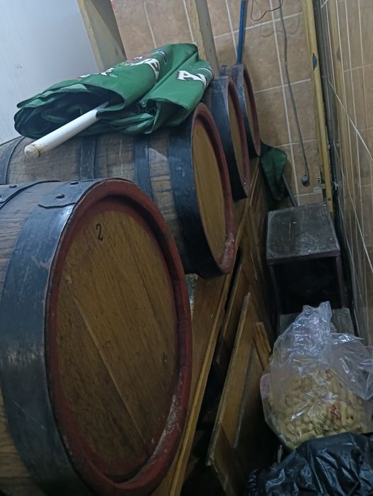 Butoaie vin de lemn 4 bucăți 100 de lei bucata