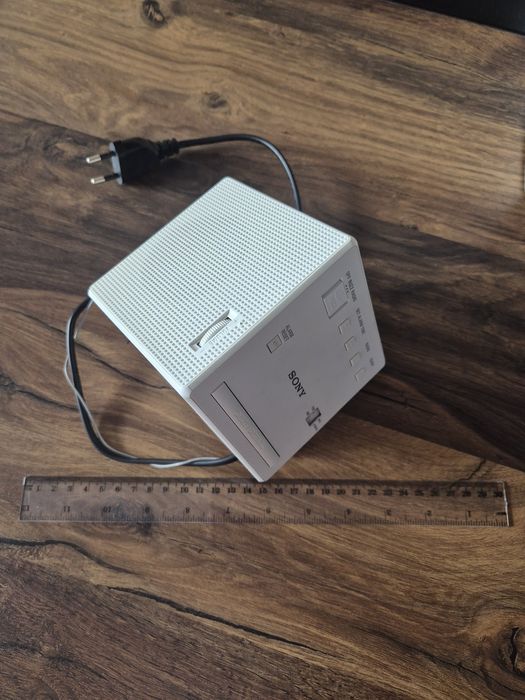 Radio cu  ceas Sony cubic