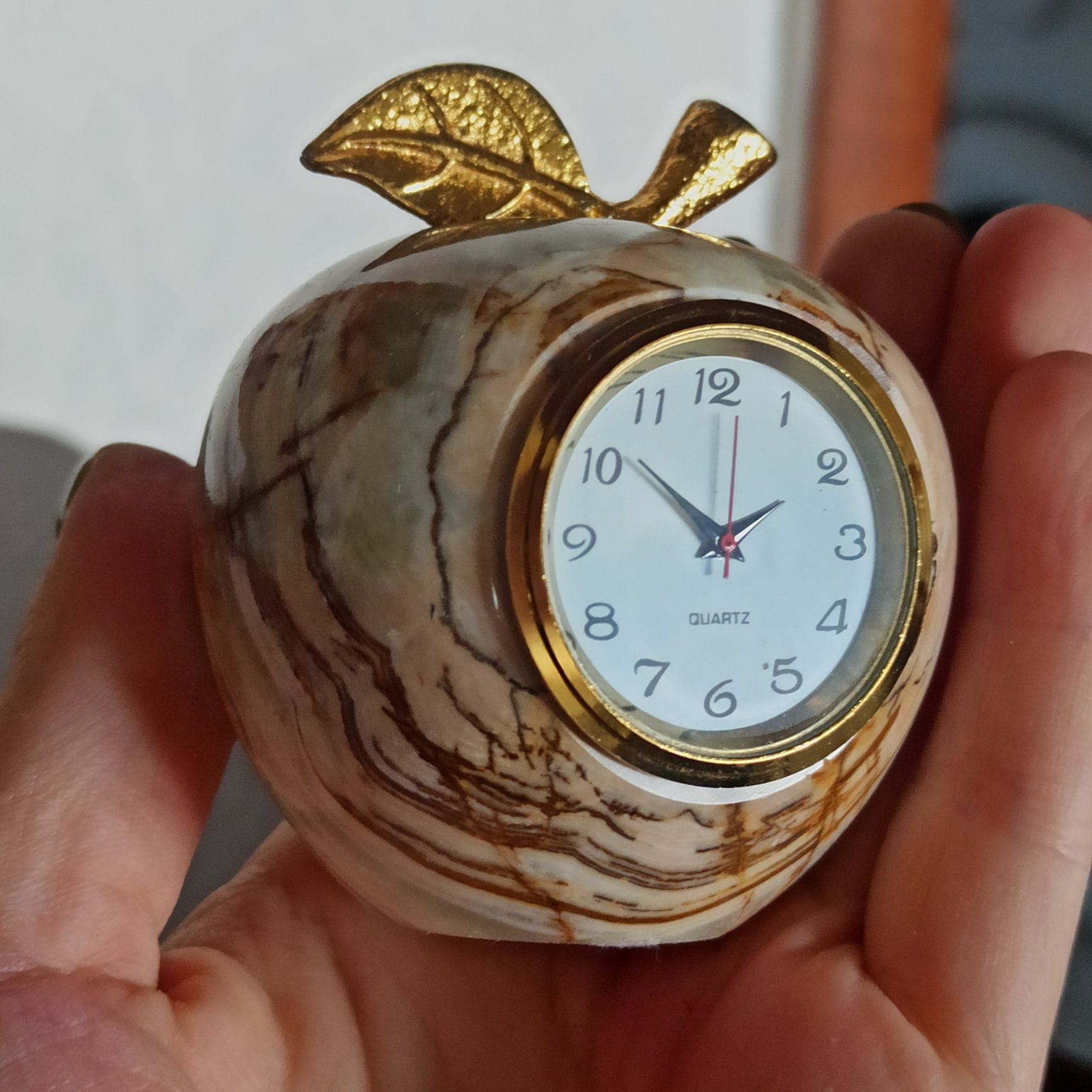 Часы Яблоко Оникс