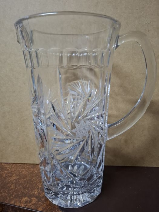 Кристална кана- "Pinwheel Star Bohemia"
Мисля че е 1,5 литра.
Отлично