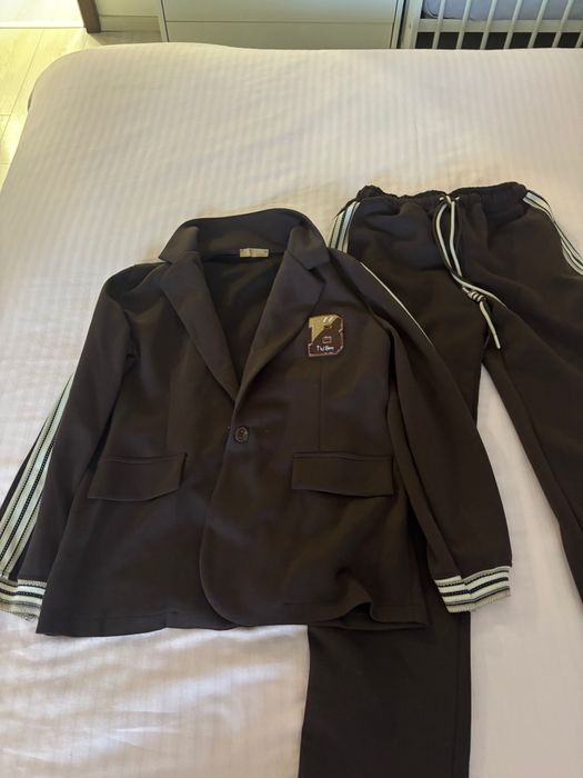 Костюм в кафяв цвят