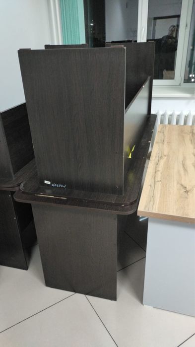 Продаю офисный стол в хорошем состоянии.