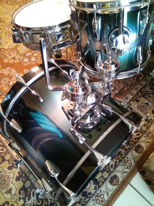 Продавам комплект барабани Remo Master Edge USA drum