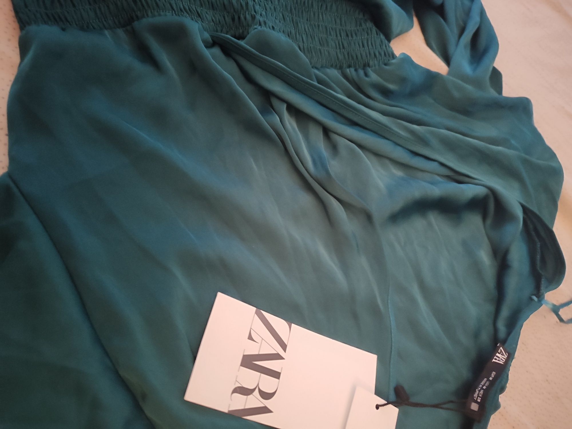 Нова сатенирана парти рокля на Zara
