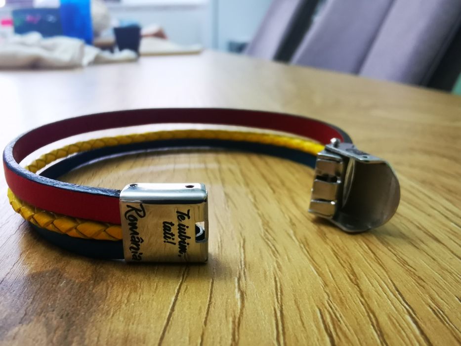 Brățară tricolor cu mesaj