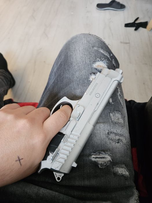 Vand Pistol Airsoft 5.5j+bile.