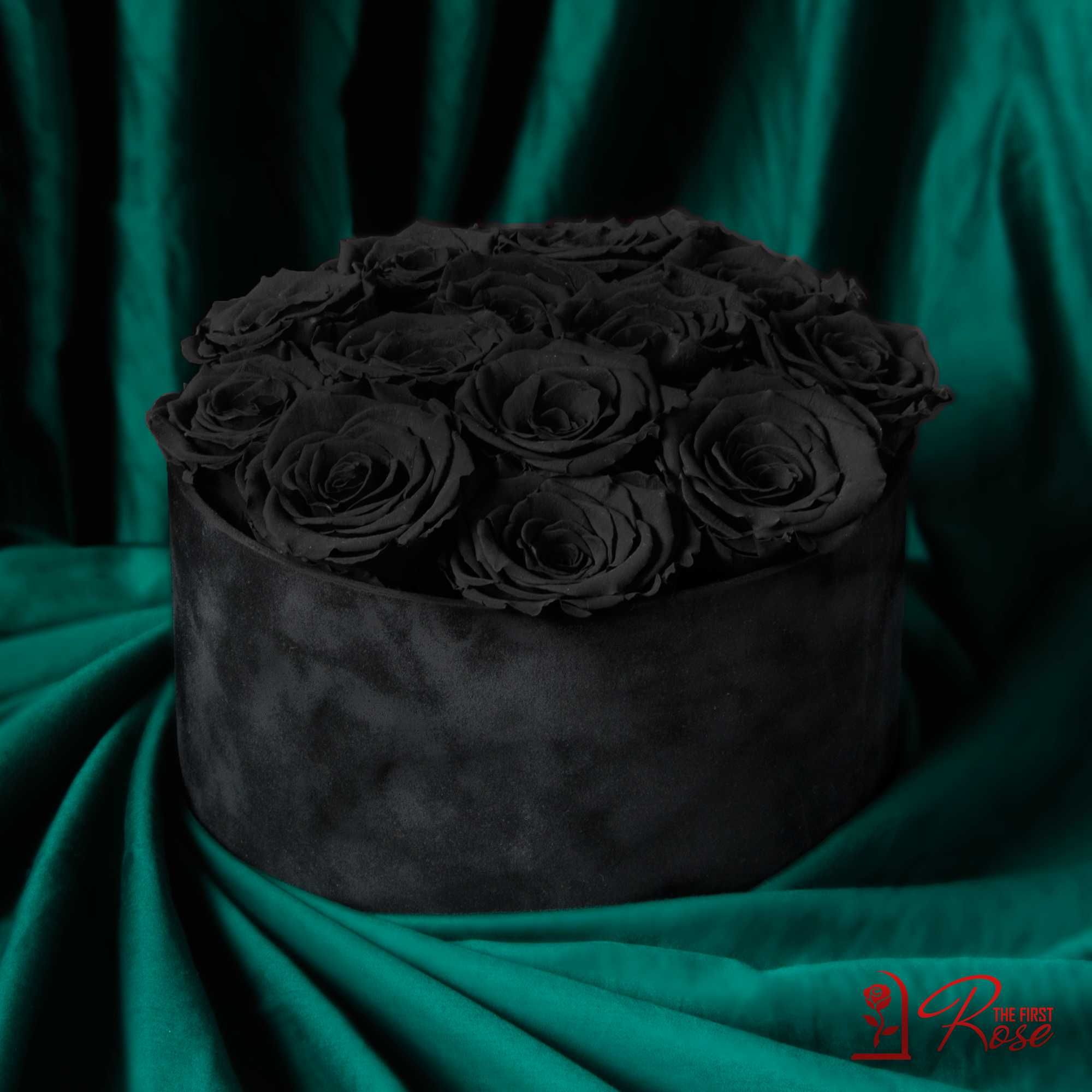 Истински Черни Вечни Рози в Черна Кадифена Кутия / Оригинален Подарък