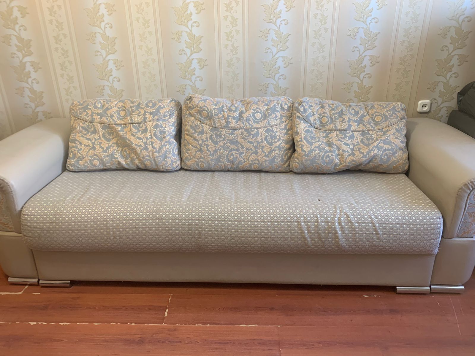 Продается хорошии диван