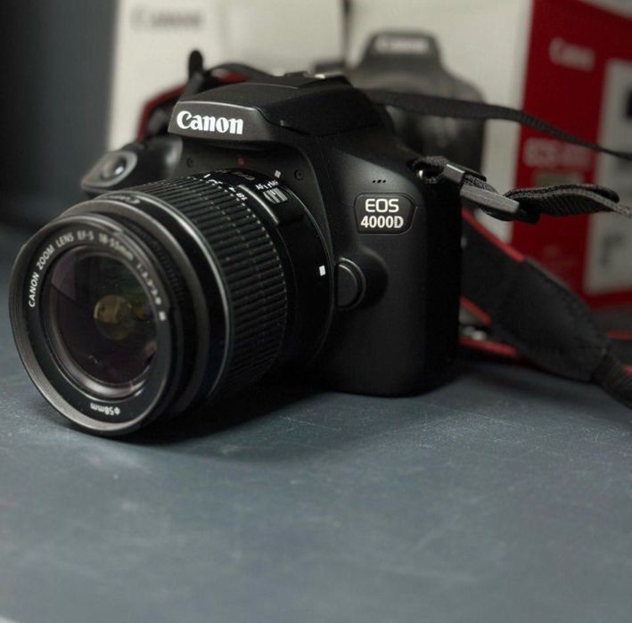 Aparat Foto DSLR • NOU • Canon EOS 4000D cu Obiectiv inclus