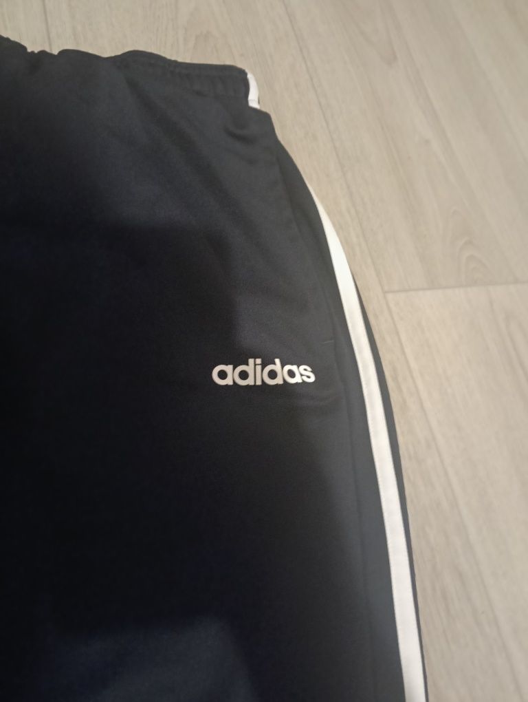 Pantalon de trening original Adidas pentru bărbați in stare foarte bun