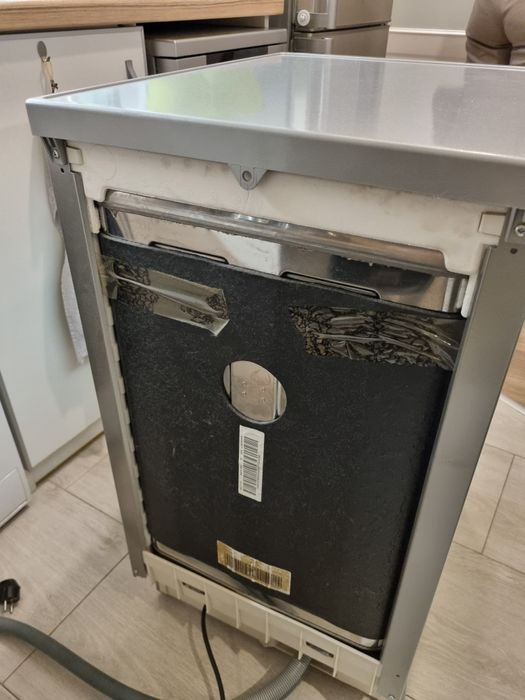 Свободностояща миялна машина Indesit в отлично състояние