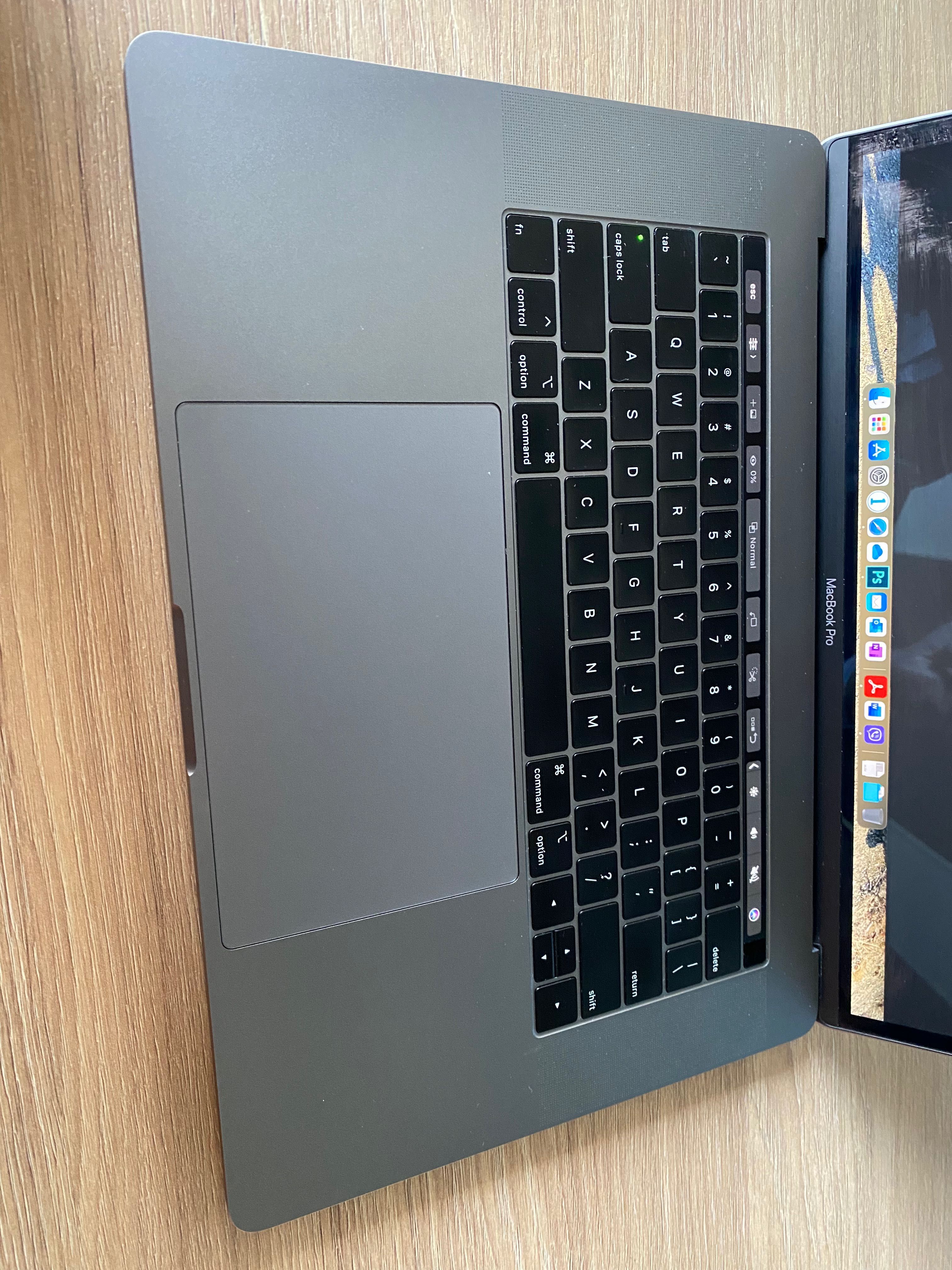 MacBook Pro 15' (2019) i9, Radeon Pro Vega 16, 512SSD