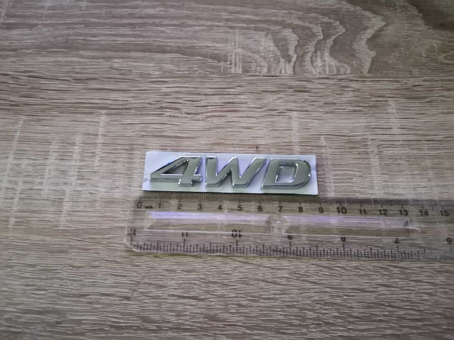 сребриста емблема Hyundai 4WD
