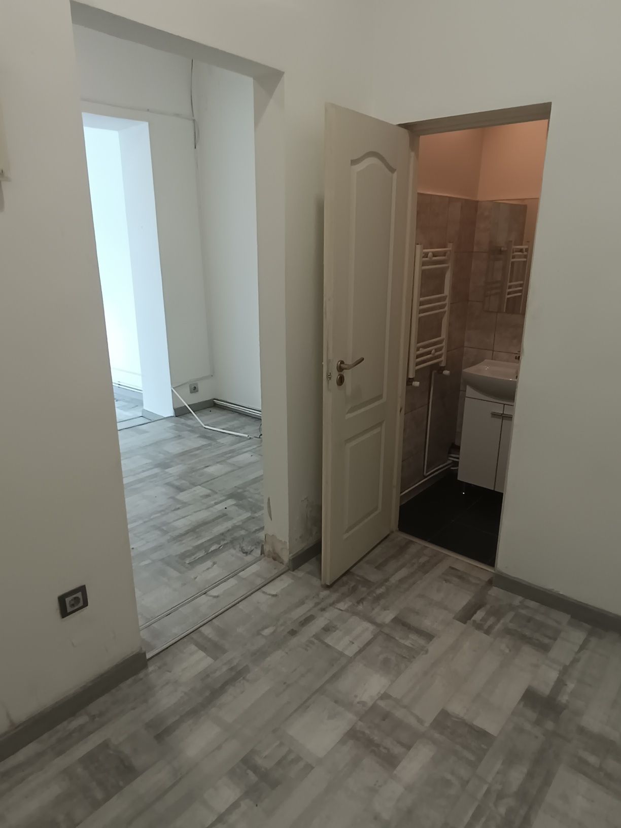 Dau in chirie spatiu comercial CENTRAL 42mp util zona Prima Shops Dec