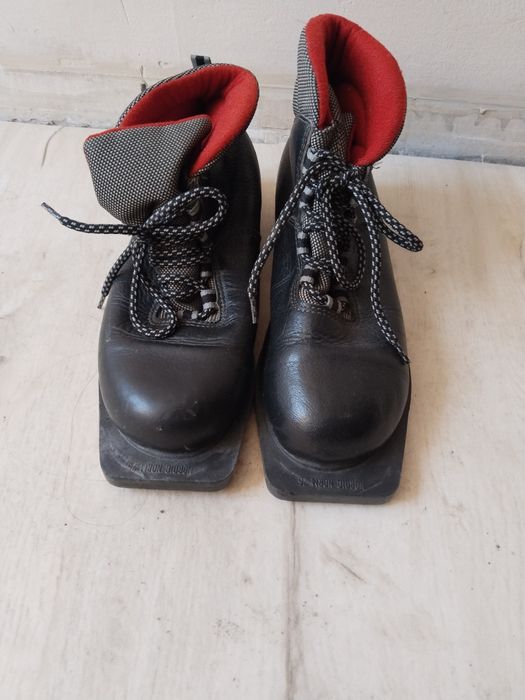 Продам лыжу  обувь 38 размера