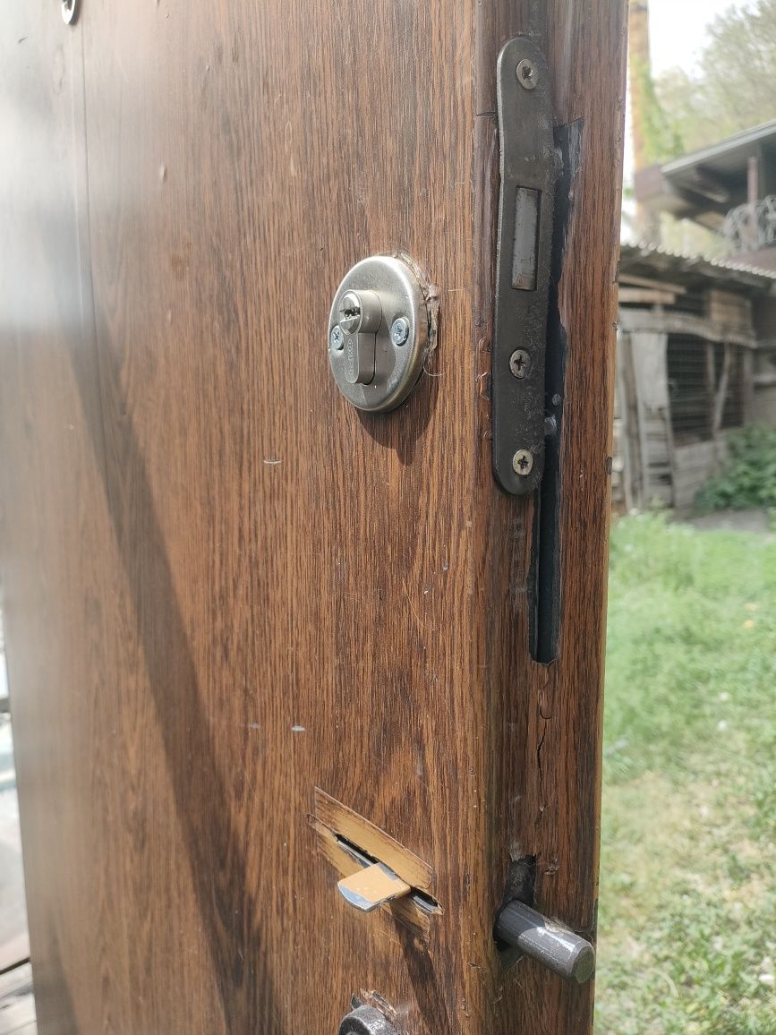 Продам советскую металлическую дверь