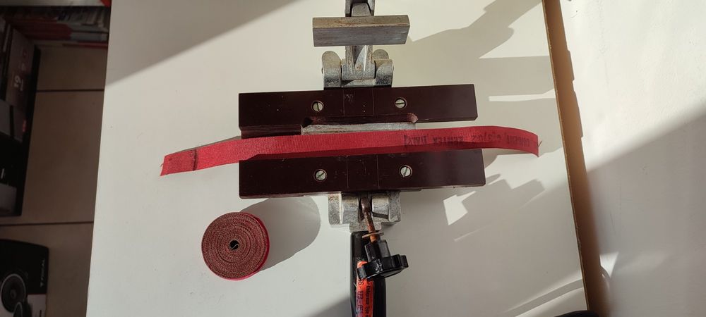 Presă de lipire curele de transmisie prin încălzire