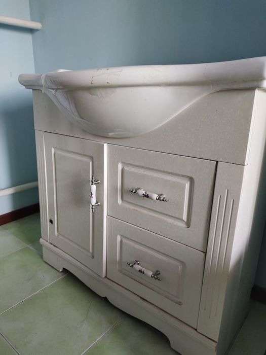 Диван угловой, шифонер, прихожка, умывпльн к