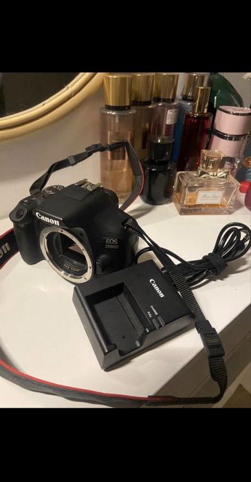 Camera Canon EOS2000D