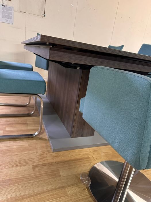 Vand masa extensibila cu scaune incluse