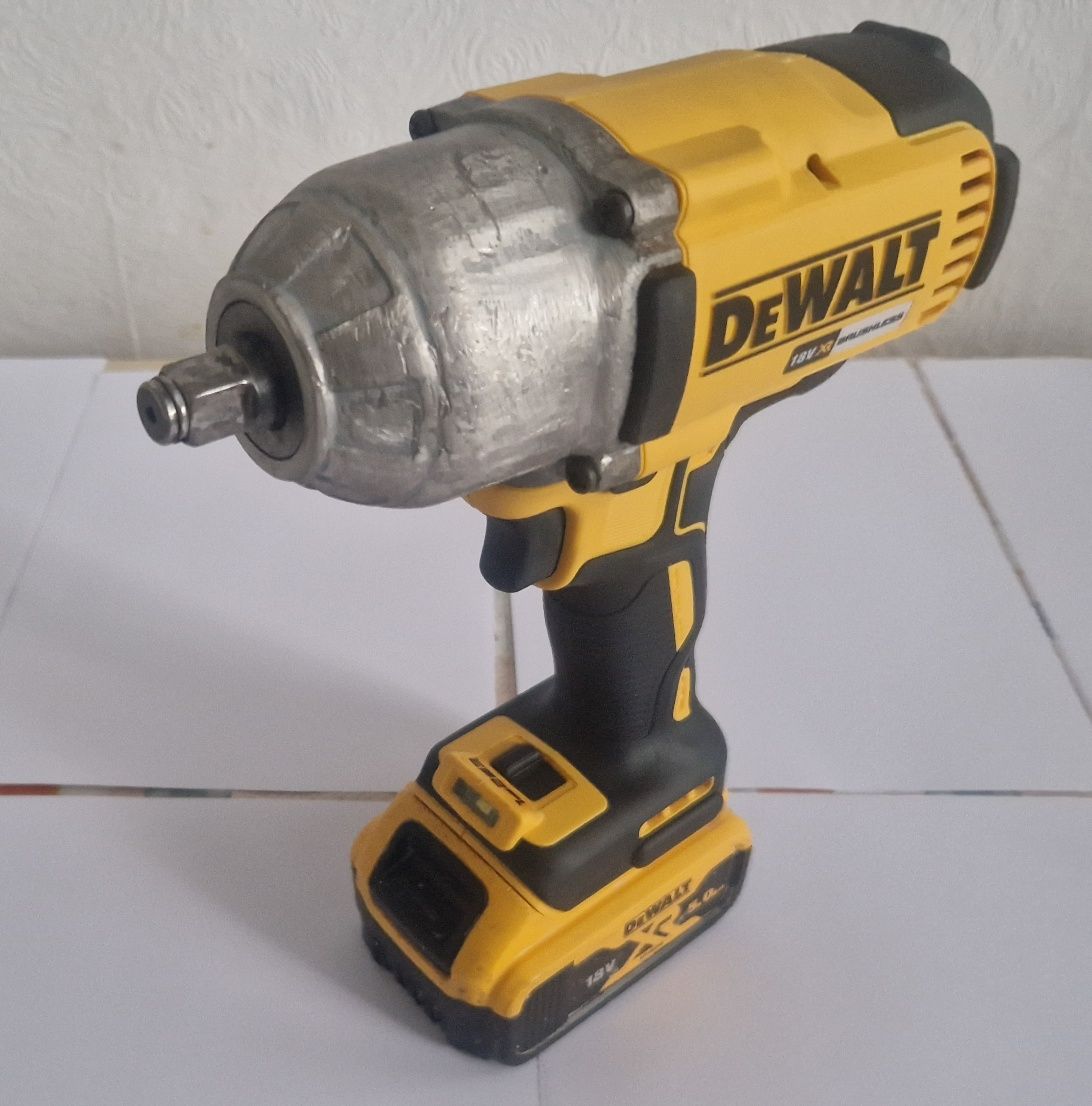 Продавам Акумулаторен Ударен Винтоверт с квадрат 1/2, Dewalt 899