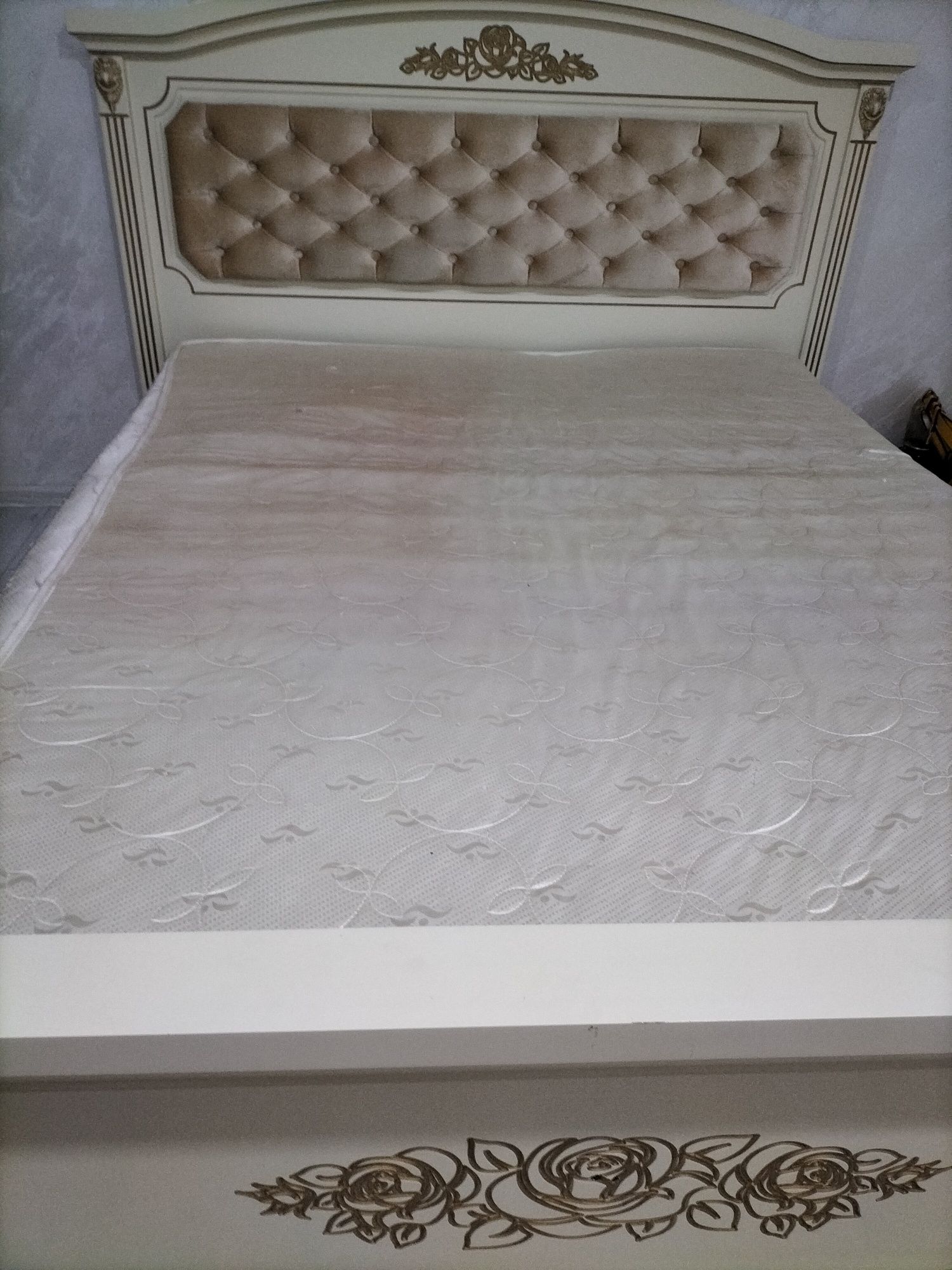 Двуспальная кровать