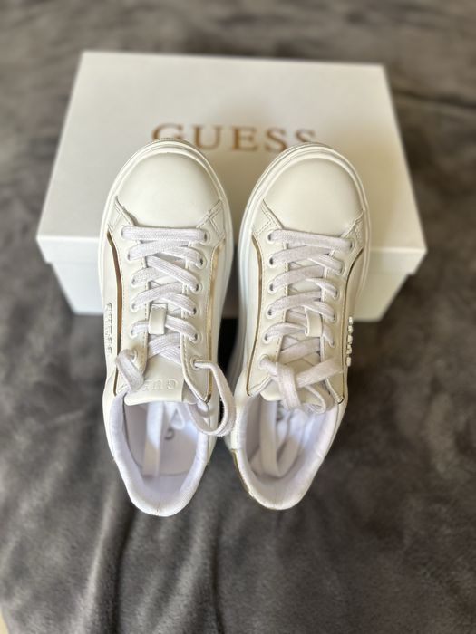 Кецове Guess като чисто нови с два чифта връзки