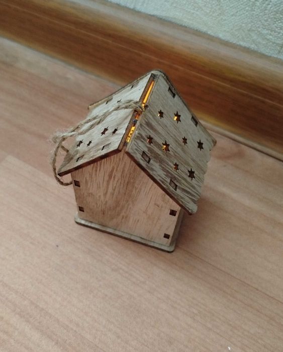 Светящийся домик, внутри свеча