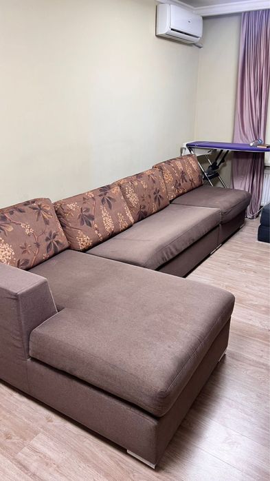 Диван-кровать  коричневый цвет.