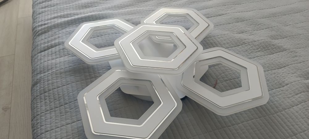 Продам люстру светильник