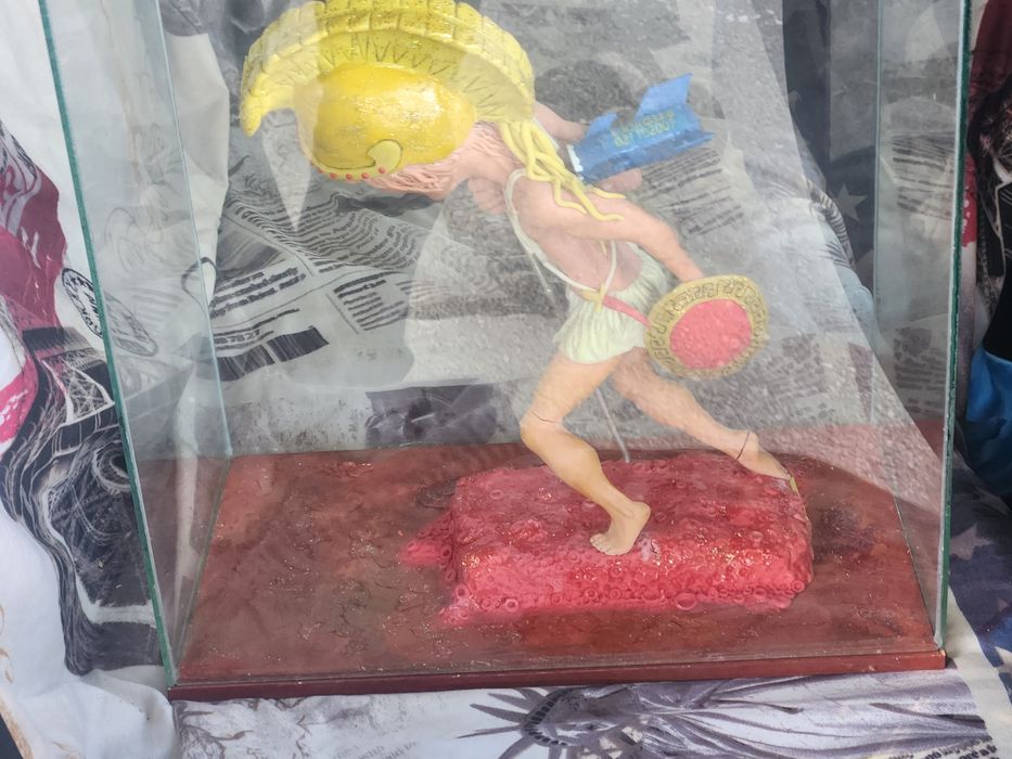 Figurina de colecție în stativ