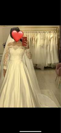 Свадебное платье атласное с фатой и с диадемой