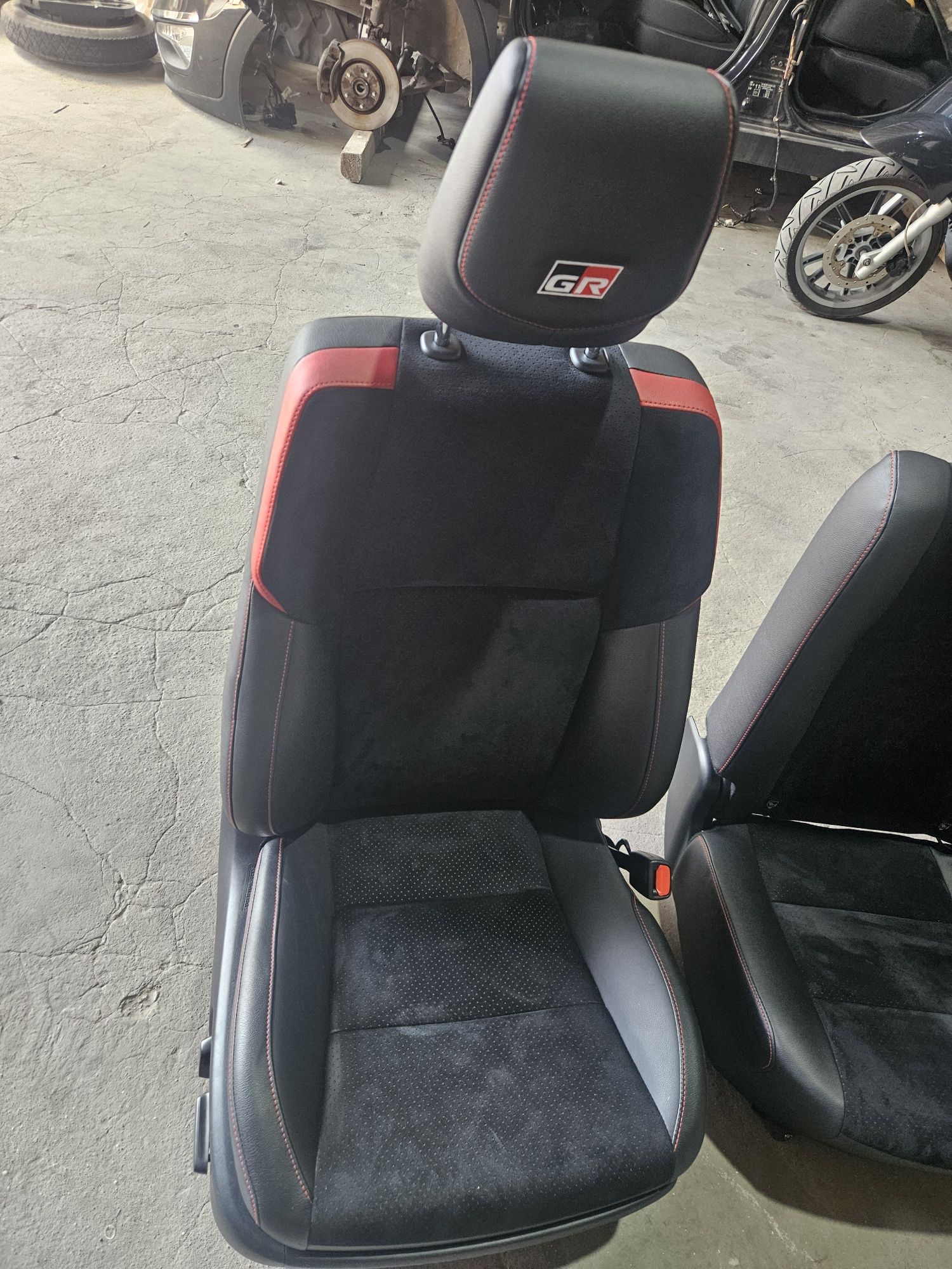 Салон/седалки за Toyota Hilux GR Sportl