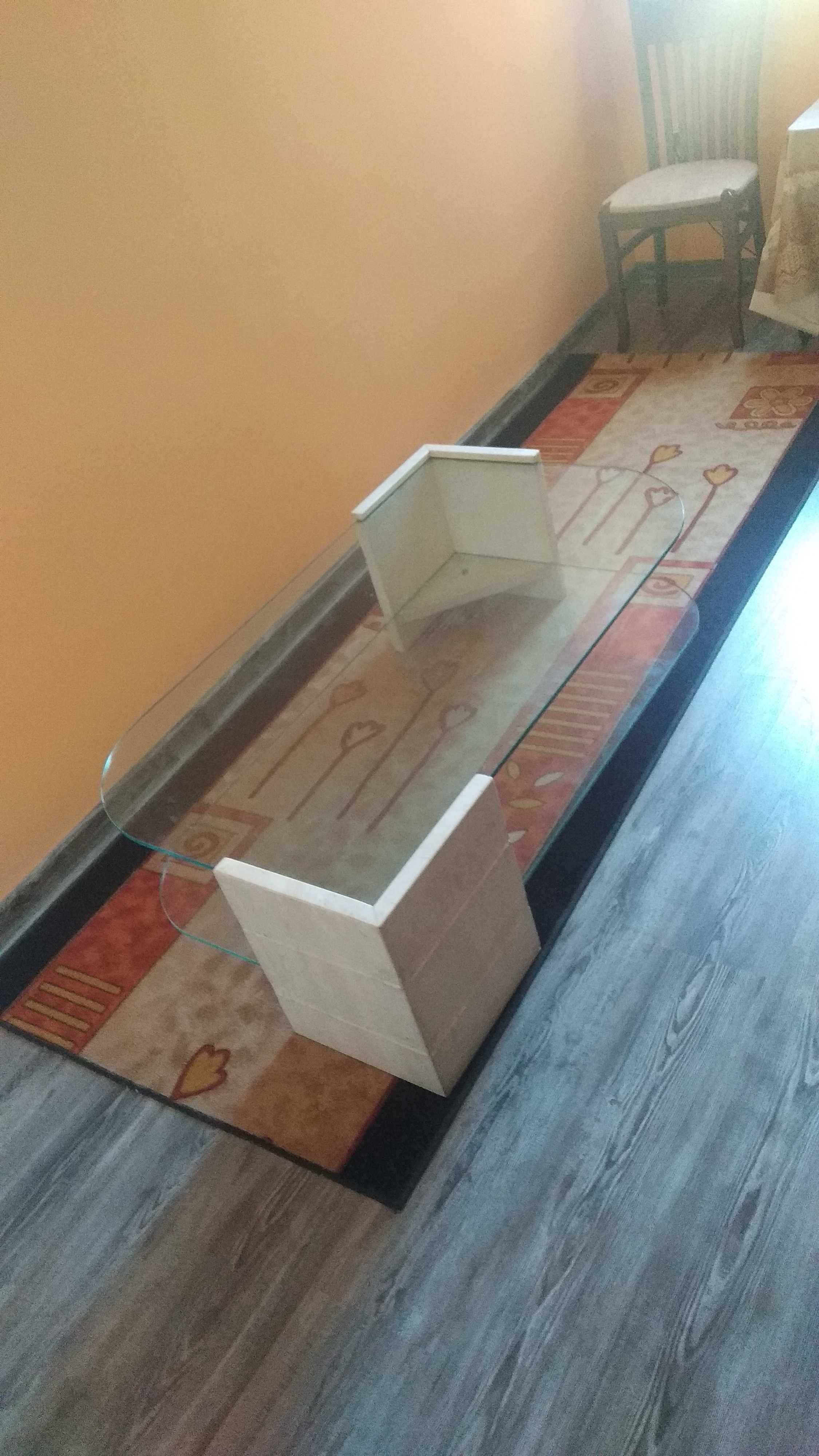 Стъклена ниска маса със мраморни крака