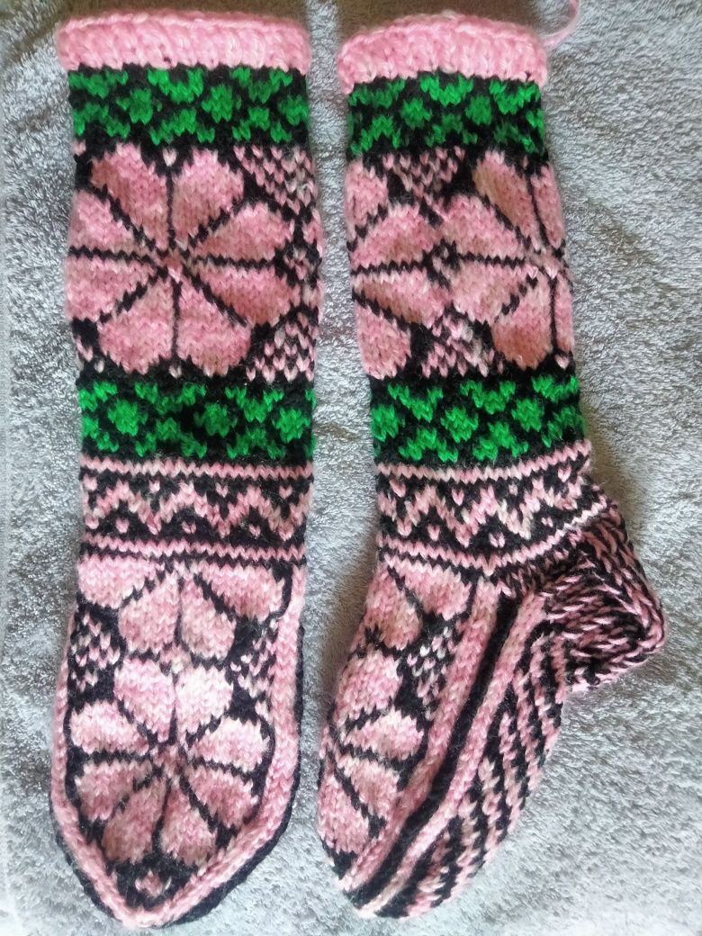 Продам носки ручной вязки с узором,очень теплые.