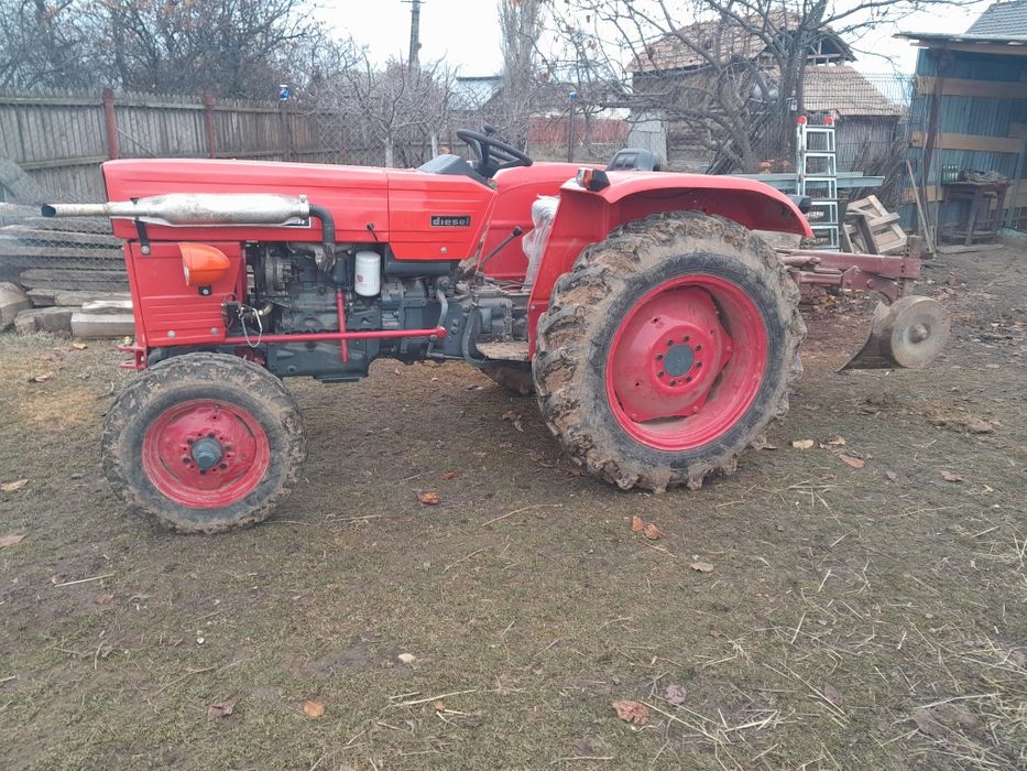 Vând tractor cu plug