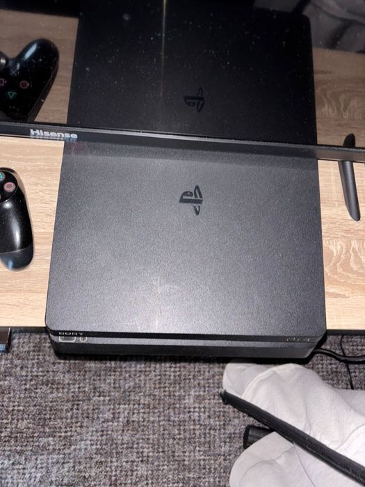 Vand PS4 cu o maneta