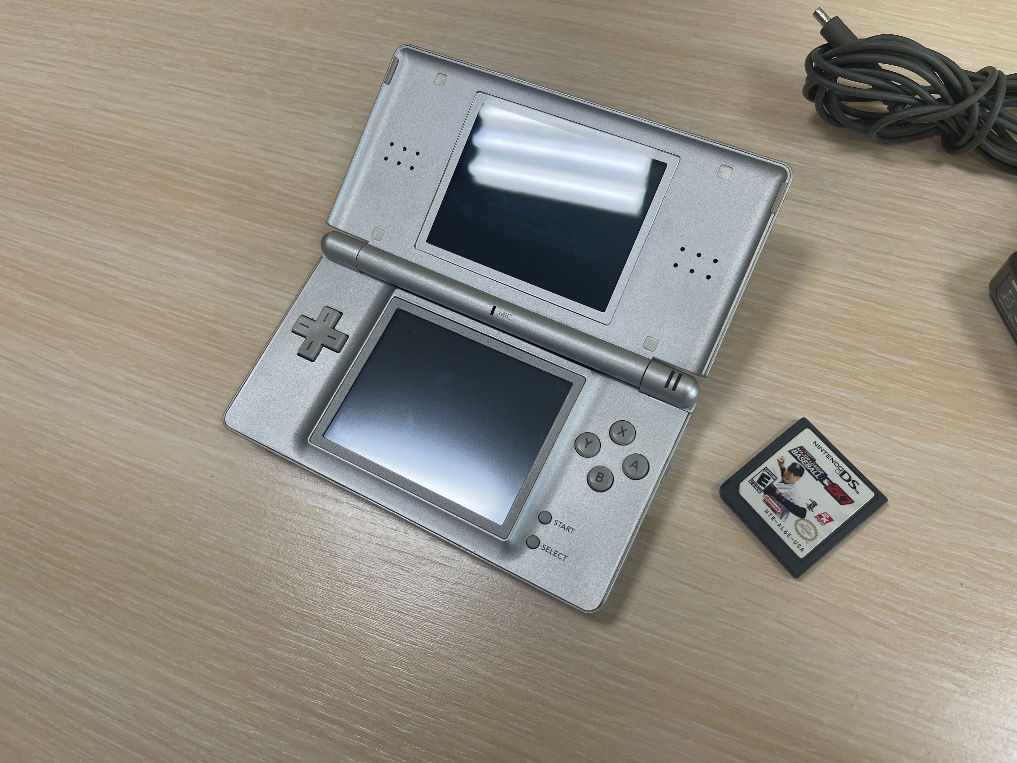 Оригинален Nintendo DS Lite – Сив + Адаптер + Писалка + Подарък игра
