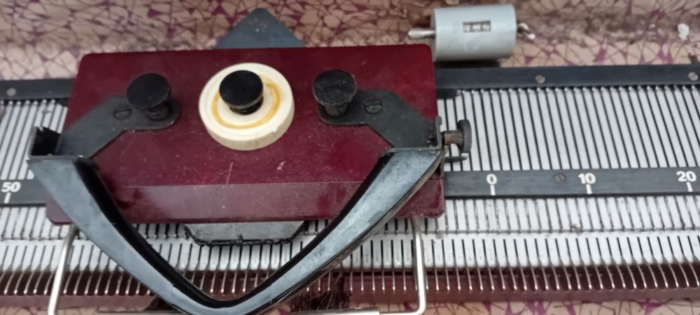 Mașină de tricotat  în stare bună de funcționare.