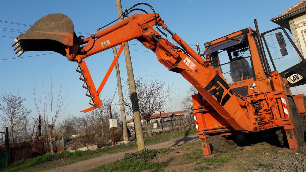 Багер, челен товарач с копател