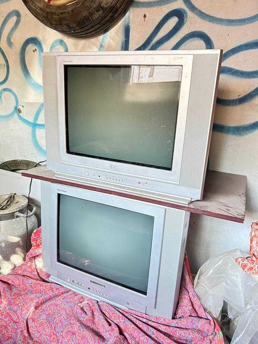 продаю  2 телевизора  LG