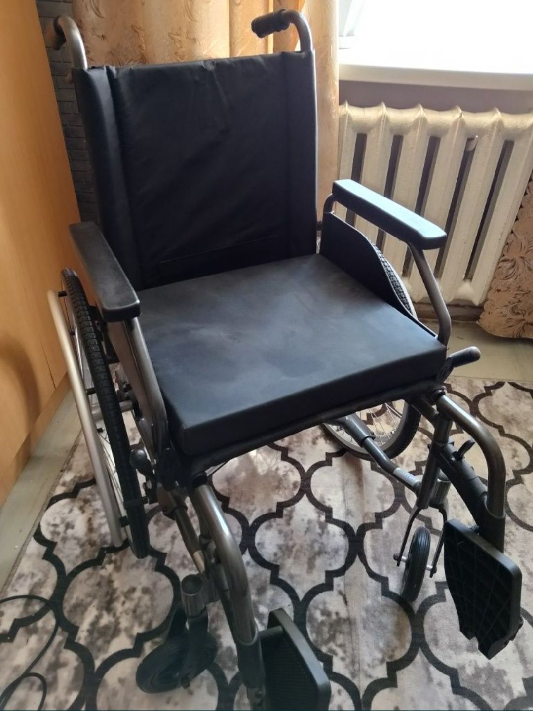 Продам инвалидную коляску