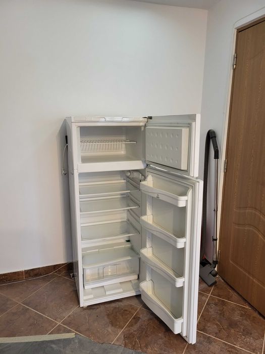 Combina mica (Frigider cu congelator)