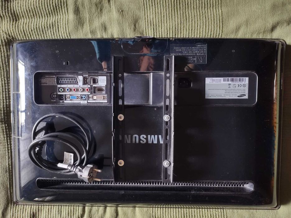 Samsung SyncMaster P2770HD – 27'' Full HD монитор – с монтаж за стена