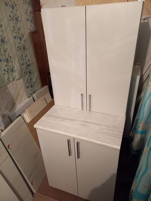 Новый кухонный стол и навесной шкаф