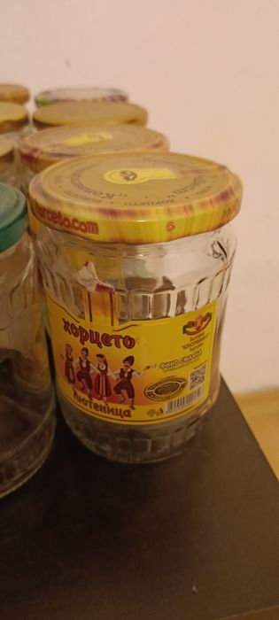 44 броя буркани с винт от който 1 е омния