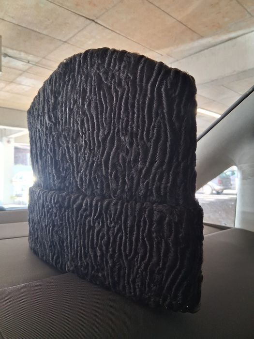 Vând căciulă cu burdură!