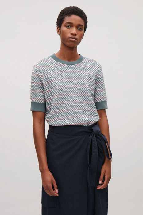 COS топ с къс ръкав