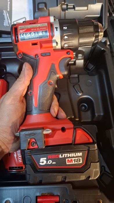 Set NOU Milwaukee bormasina si filetanta cu impact 18V 5Ah Brushless